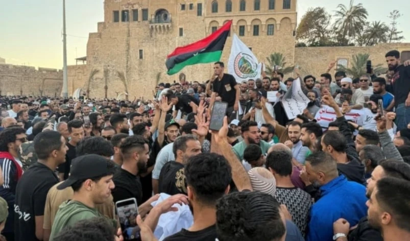 Manifestantes en Trípoli exigen el derrocamiento del Gobierno de Unidad Nacional de Libia, encabezado por Abdul Hamid Dabaiba. (Foto: Reuters)