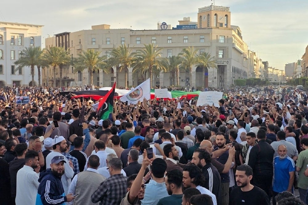 Manifestantes en Trípoli exigen la renuncia del Gobierno de Unidad Nacional. (Foto: AFP)