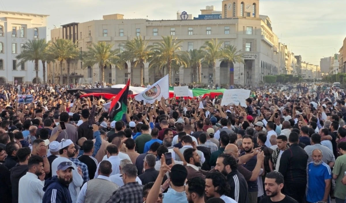 Manifestantes en Trípoli exigen la renuncia del Gobierno de Unidad Nacional. (Foto: AFP) Manifestantes en Trípoli exigen la renuncia del Gobierno de Unidad Nacional. (Foto: AFP)