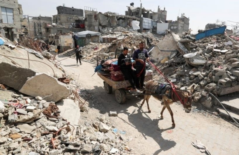 Palestinos sufren desplazamientos por bombardeos israelíes al norte de Gaza. 25 de marzo de 2025 (Foto: Reuters)