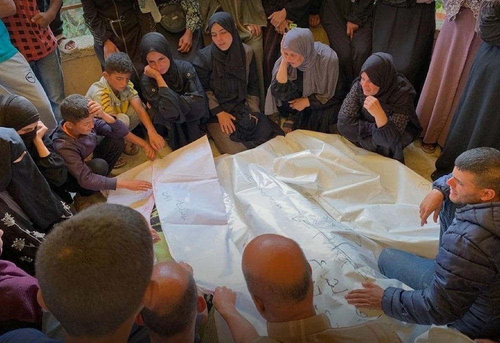 Funeral de decenas de mártires tras bombardeos israelíes contra casas y tiendas de campaña en Gaza.