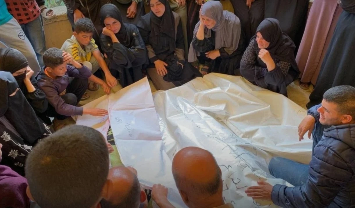 Funeral de decenas de mártires tras bombardeos israelíes contra casas y tiendas de campaña en Gaza. Funeral de decenas de mártires tras bombardeos israelíes contra casas y tiendas de campaña en Gaza.