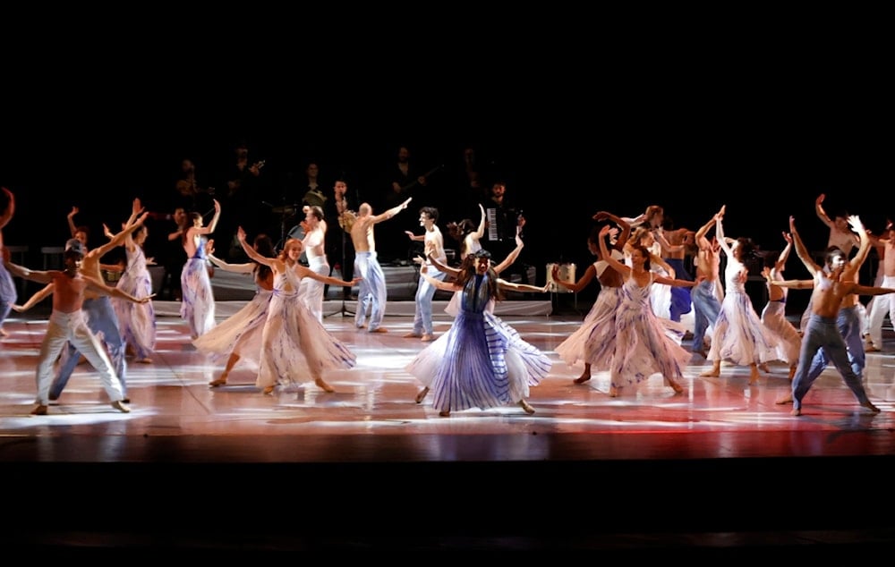 Bailarines del Ballet de Montecarlo en el estreno de la obra Core Meu. Foto: EFE.