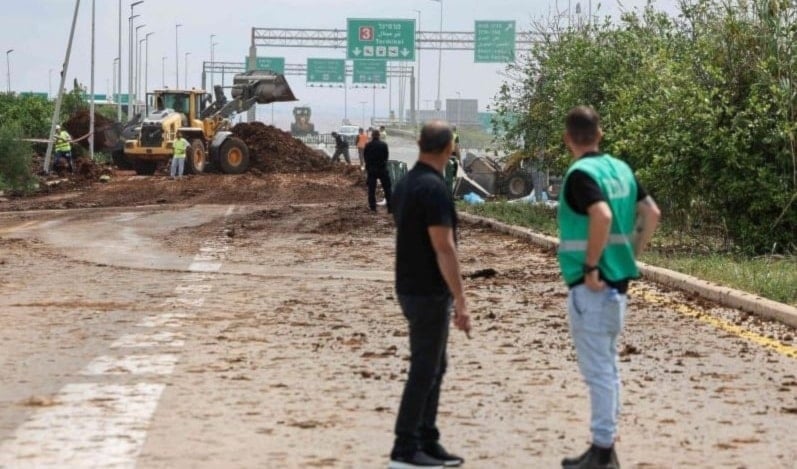 Cierre de carretera hacia el aeropuerto Ben Gurión por impacto de un misil procedente de Yemen. 4 de mayo de 2025 (Foto: Reuters)