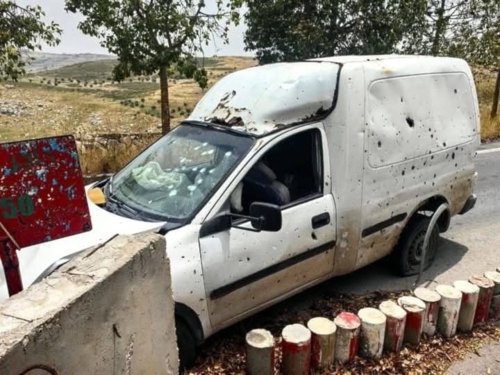 Dron israelí ataca a un automóvil en un puesto de control del ejército libanés en Beit Yahoun.