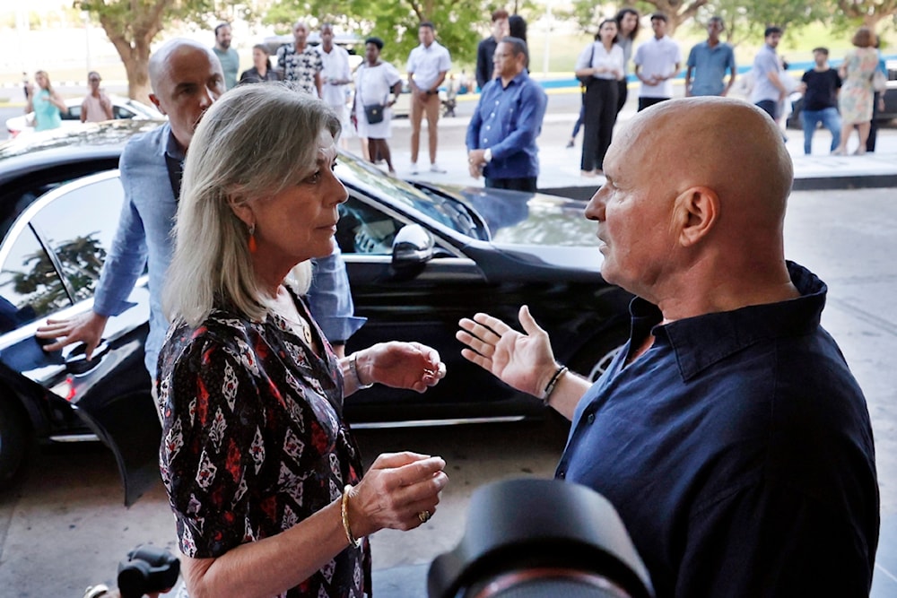 Carolina de Mónaco conversa con el director y coreógrafo del Ballet de Montecarlo, Jean-Chistophe Maillot. Foto: EFE.