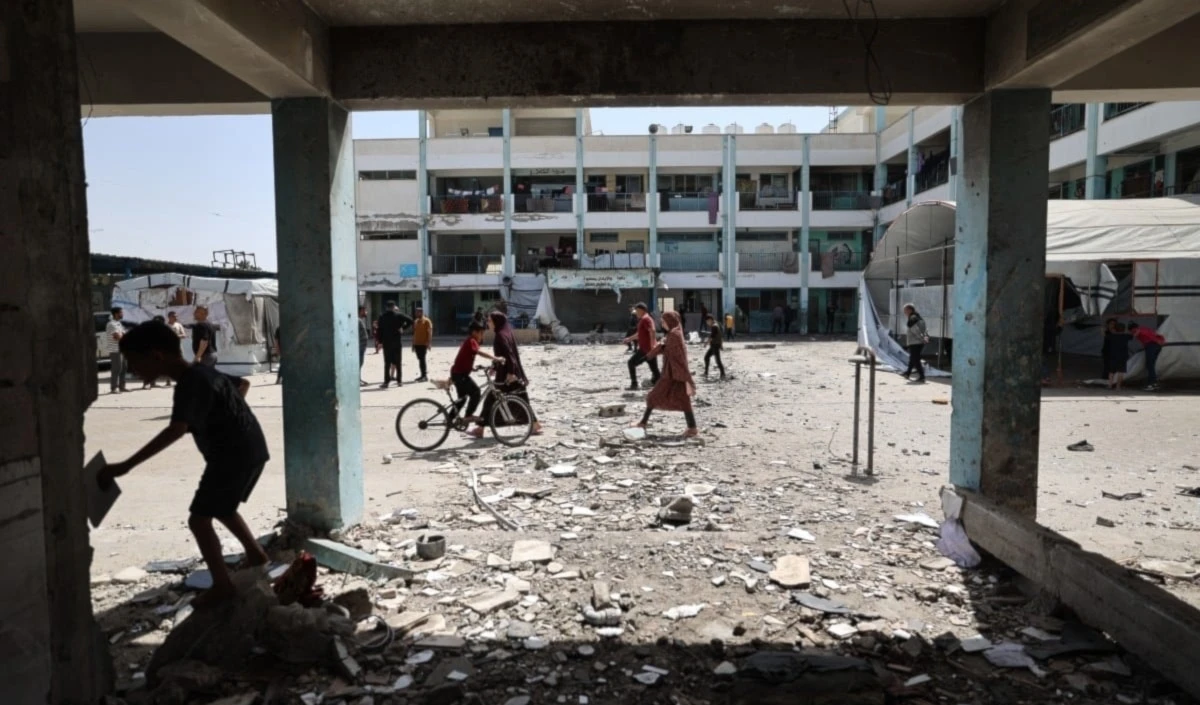 La ocupación bombardeó la escuela Al-Hasayneh en el campamento de Al-Nuseirat. Foto: AFP