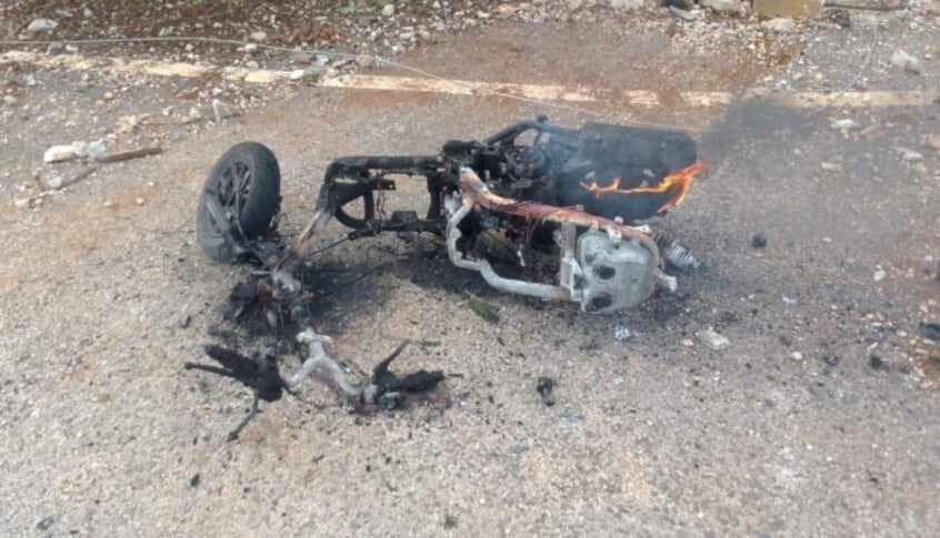 La motocicleta atacada por las fuerzas de ocupación israelíes en Wadi Sarbin, sur del Líbano. Foto: Tomada de redes sociales