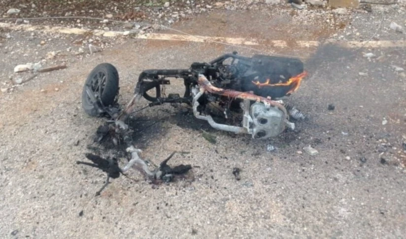 La motocicleta atacada por las fuerzas de ocupación israelíes en Wadi Sarbin, sur del Líbano. Foto: Tomada de redes sociales