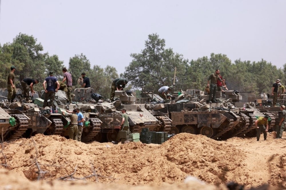 Tropas israelíes estacionan sus vehículos blindados a lo largo de la frontera con Gaza. 18 de mayo de 2025 (Foto: AFP)
