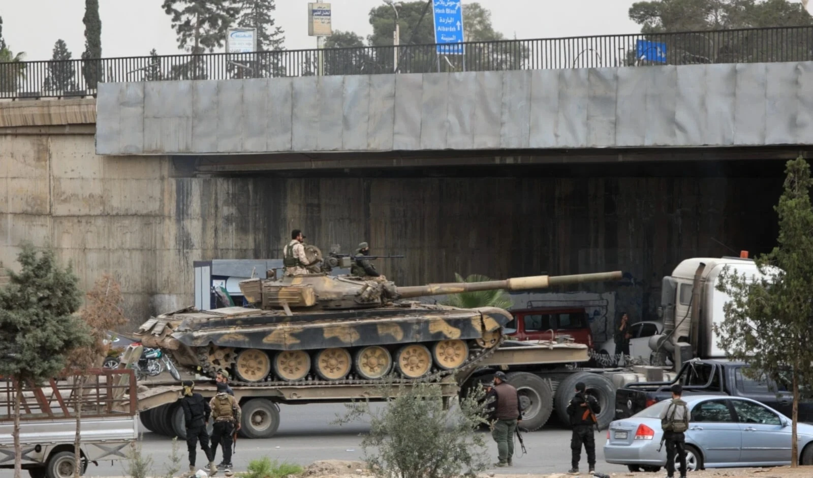 Elementos de las fuerzas de seguridad sirias desplegados en una zona cercana a la capital siria, Damasco, el 30 de abril de 2025. Foto: AFP