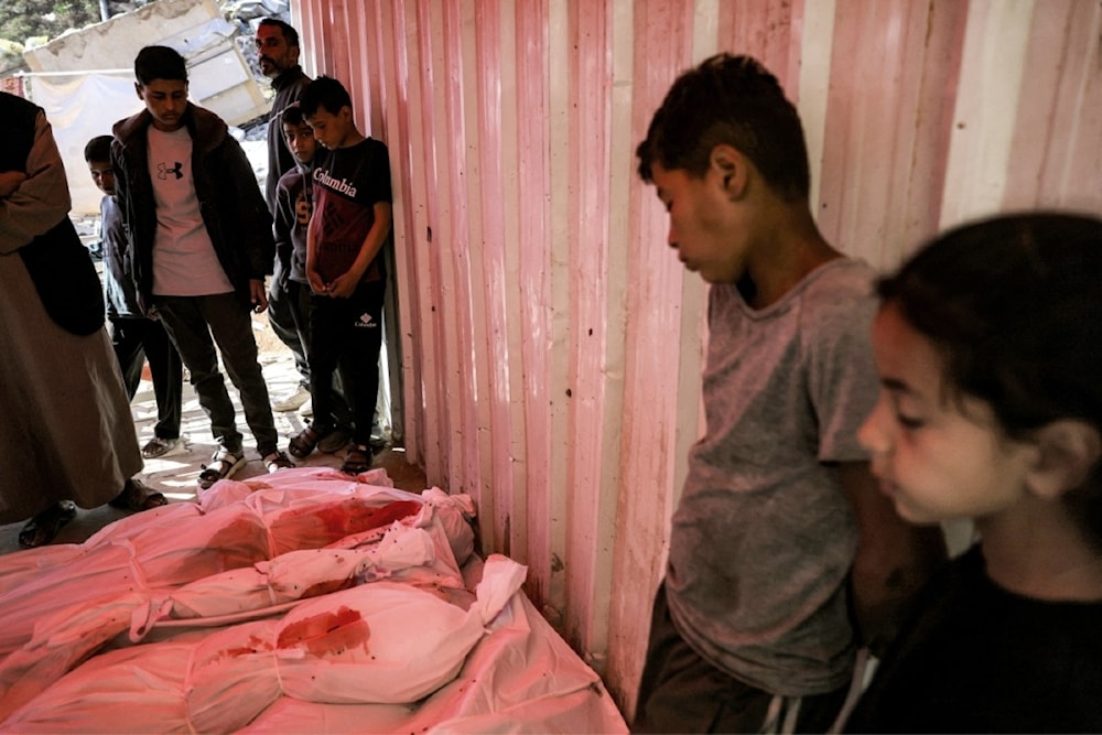 En el piso yacen los cadáveres de palestinos masacrados por el bombardeo israelí al hospital Indonesio, en la localidad gazatí de Jabalia.de Jaba
