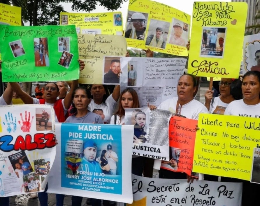 Familiares de migrantes presos en El Salvador protestan frente a la misión de la ONU en Caracas, Venezuela.
