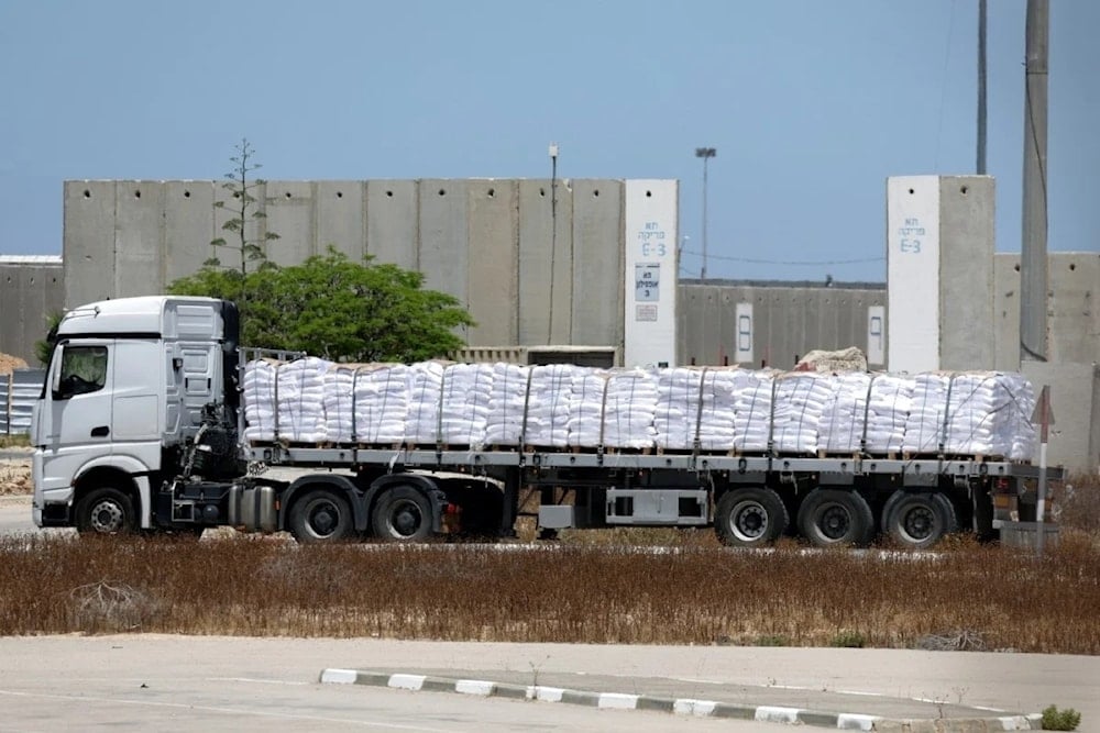 Camión de ayuda llega a la Franja de Gaza por el cruce de Kerem Shalom. Foto: AFP