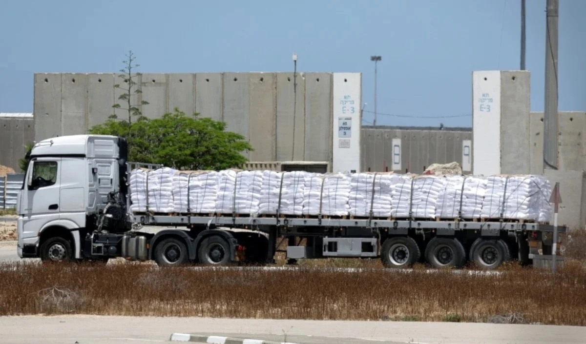 Camión de ayuda llega a la Franja de Gaza por el cruce de Kerem Shalom. Foto: AFP