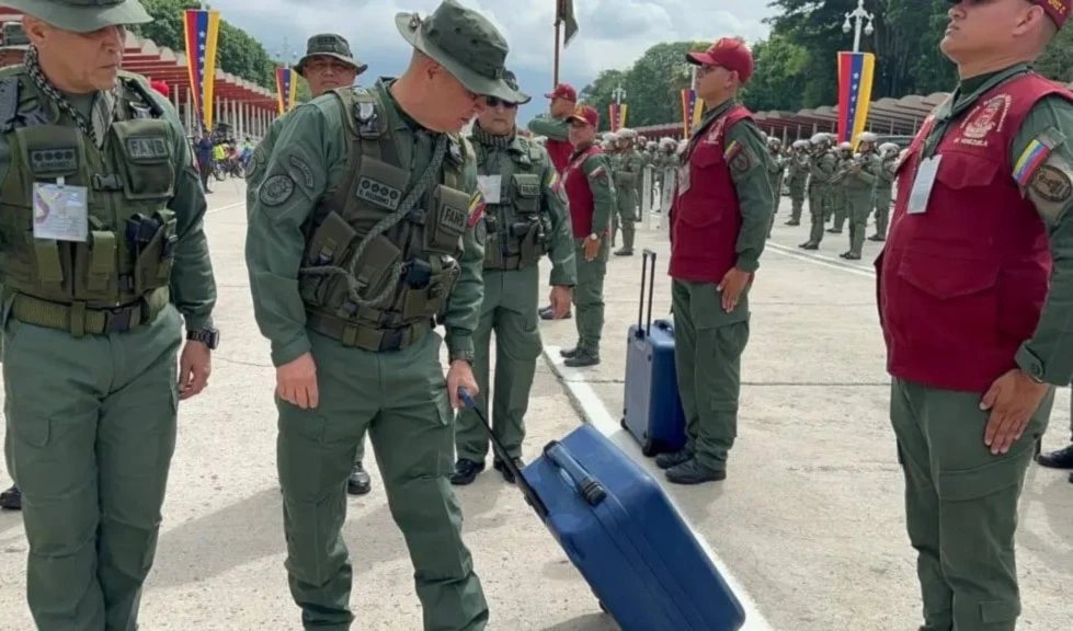 El vicepresidente Sectorial de Defensa y Soberanía, Vladimir Padrino López, pasa revista a las tropas.