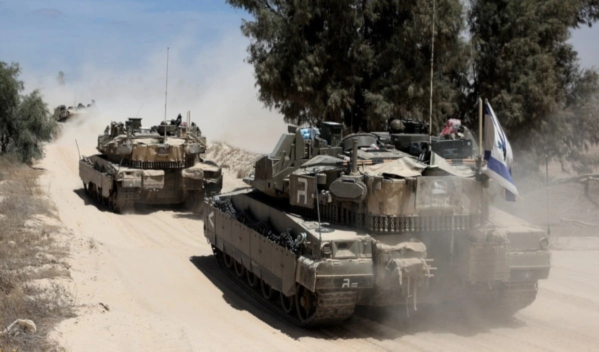 Vehículos de guerra israelíes arrasan en la Franja de Gaza. (Foto: AFP)