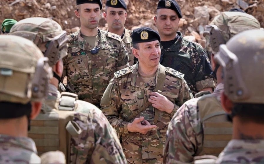 El comandante del Ejército de Líbano, Rodolph Haykal, inspecciona unidades desplegadas en el sector de Litani sur.