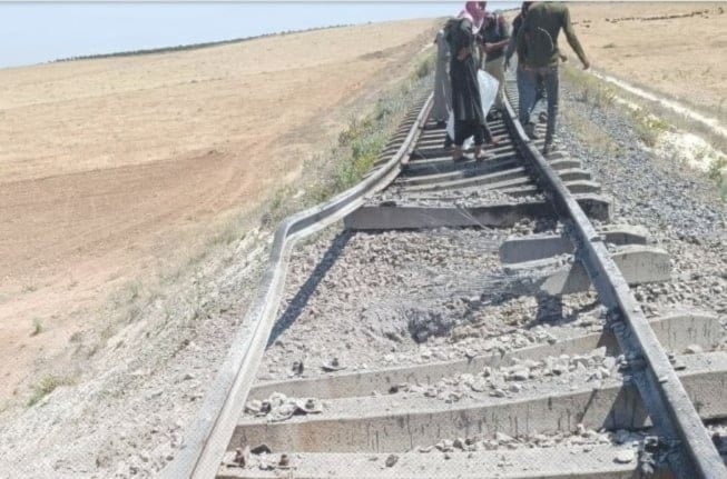 Vía del tren donde explotó por una mina en el pueblo de Karah, en la zona rural de Hama (Foto: Agencias)