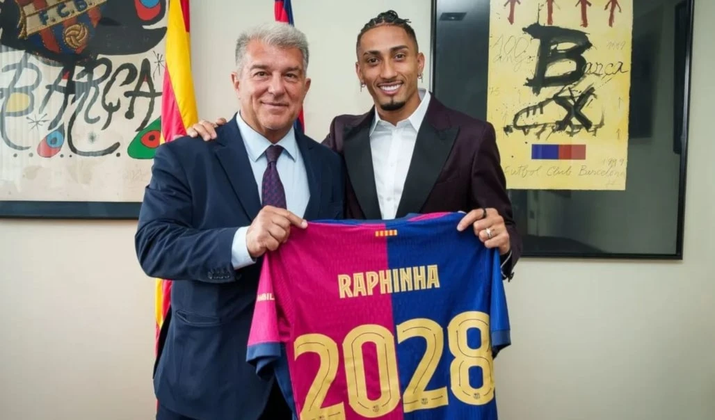 Brasileño Raphinha extiende contrato con Barcelona hasta 2028.