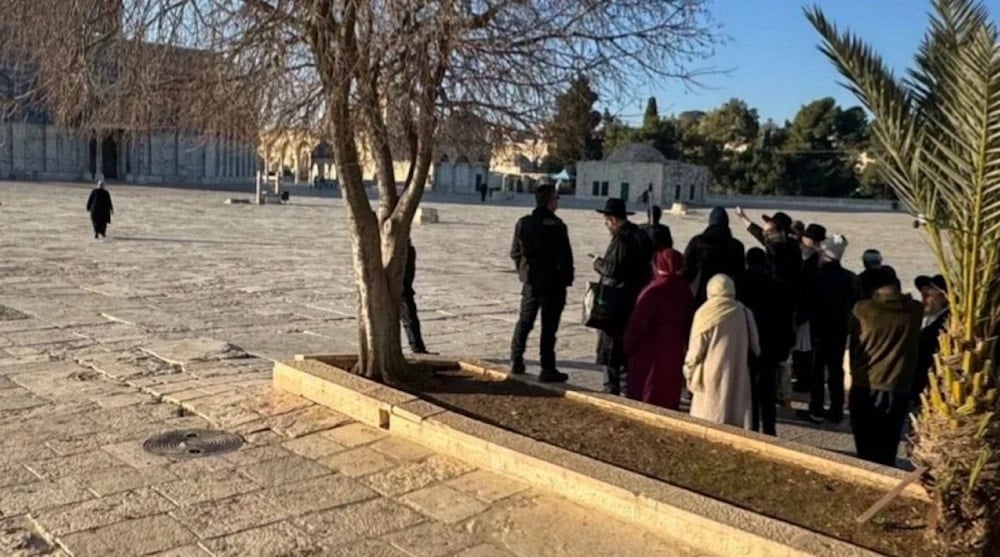 Colonos israelíes irrumpen en la mezquita de Al-Aqsa en la mañana de este jueves. 