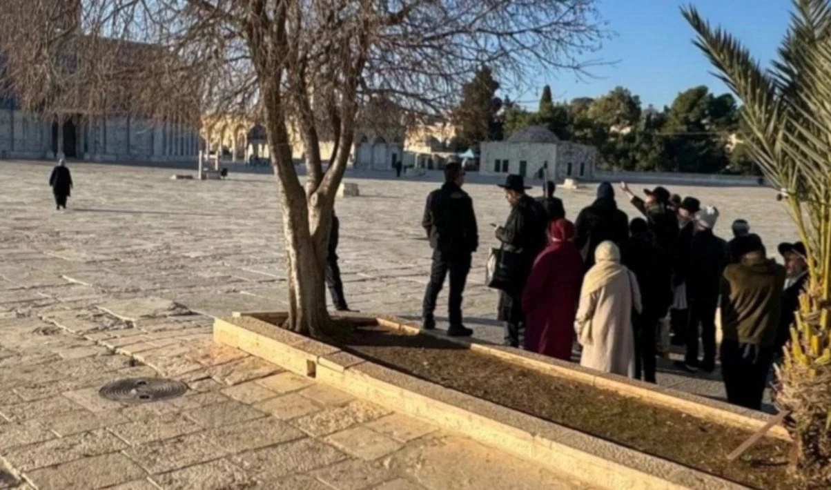 Colonos israelíes irrumpen en la mezquita de Al-Aqsa en la mañana de este jueves.