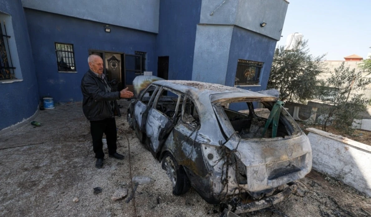 Los colonos incendiaron vehículos palestinos en la aldea de Burqin, dentro del distrito de Salfit.