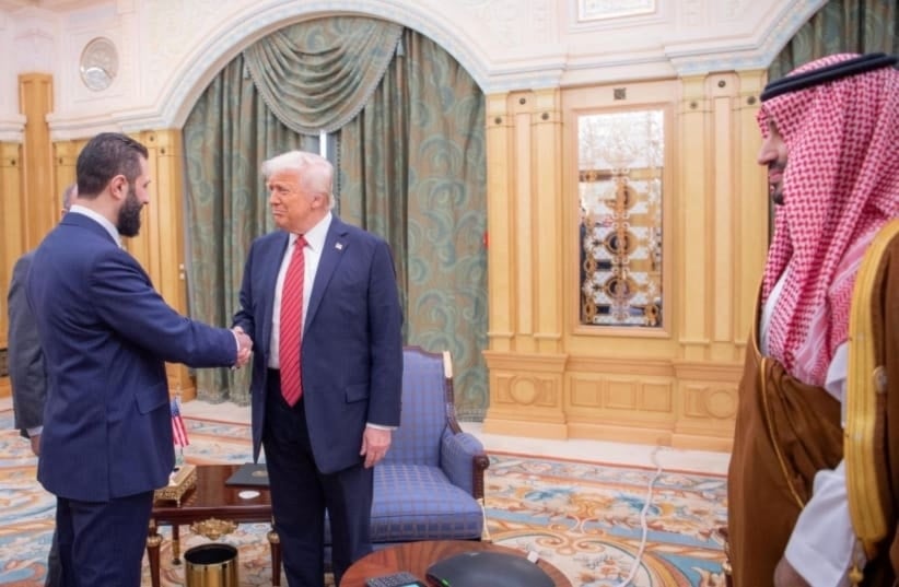 Encuentro entre el presidente Donald Trump y el homólogo transitorio de Siria, Ahmed Al Sharaa, en Arabia Saudita.