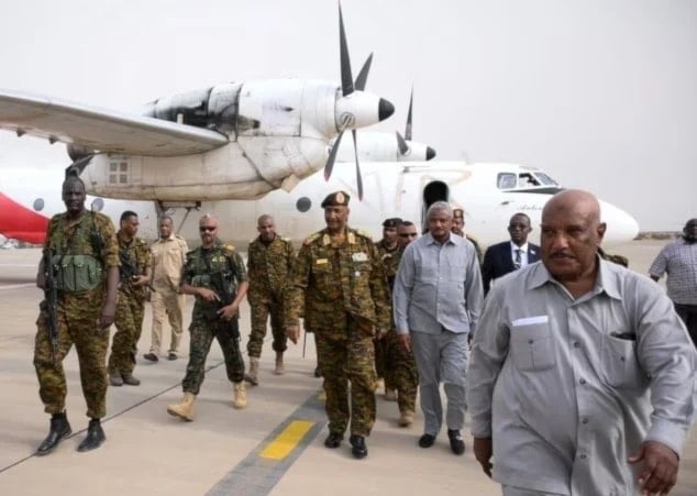 El presidente del Consejo de Soberanía de Transición de Sudán, Abdel Fattah Al-Burham, arriba al aeropuerto de Puerto Sudán.