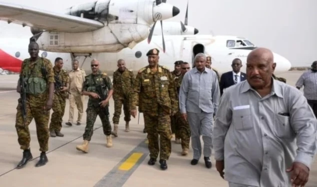 El presidente del Consejo de Soberanía de Transición de Sudán, Abdel Fattah Al-Burham, arriba al aeropuerto de Puerto Sudán.