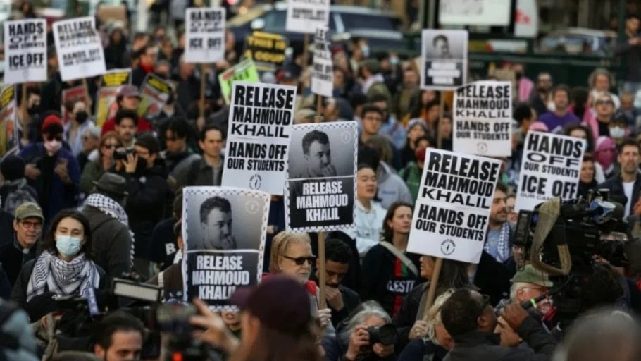 Manifestantes en EE. UU. exigen liberación del activista palestino, Mahmoud Khalil.