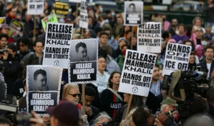 Manifestantes en EE. UU. exigen liberación del activista palestino, Mahmoud Khalil.