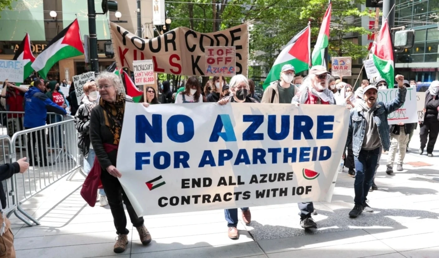 El grupo No Sky Blue for Apartheid protesta contra Microsoft por apoyo a "Israel" en el genocidio en Gaza. El grupo No Sky Blue for Apartheid protesta contra Microsoft por apoyo a "Israel" en el genocidio en Gaza.