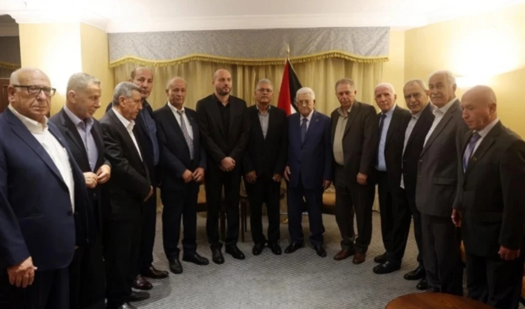 Mahmoud Abbas junto a miembros de las facciones palestinas en Líbano.