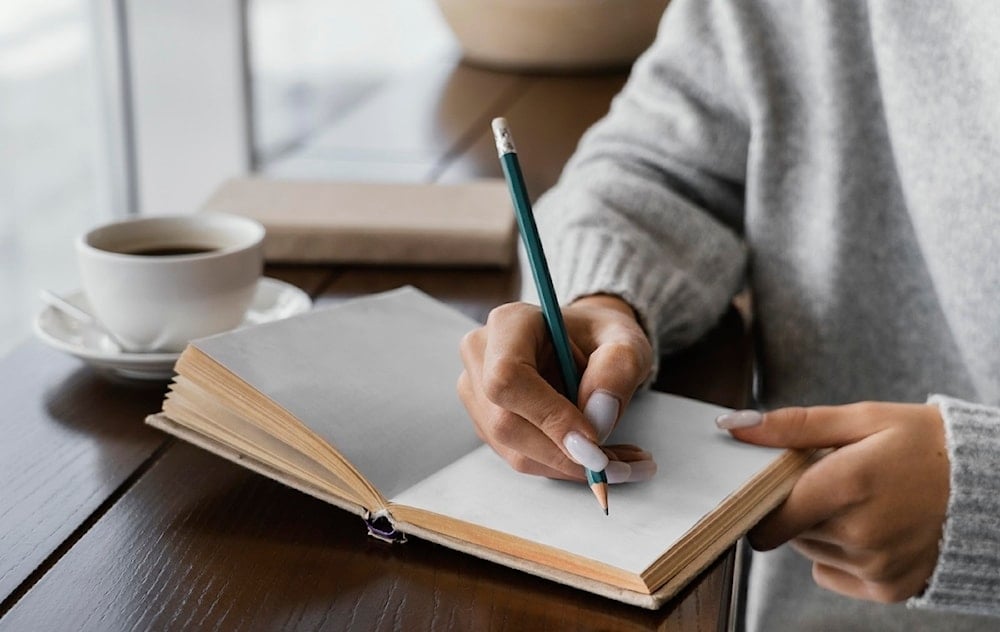 Relacionan la escritura terapéutica con mayores niveles de felicidad