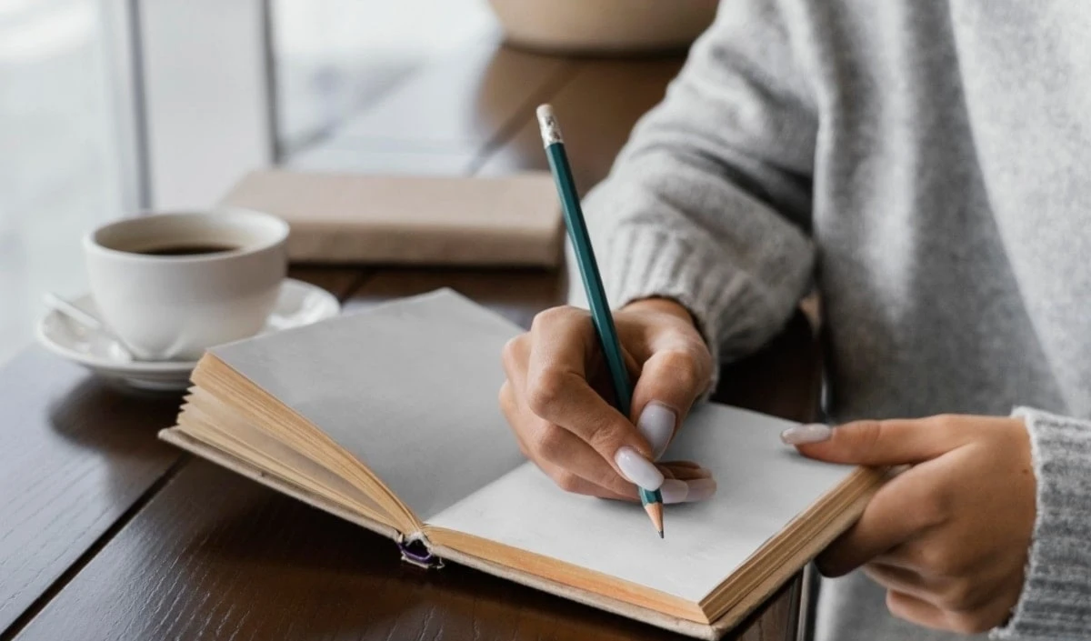 Relacionan la escritura terapéutica con mayores niveles de felicidad