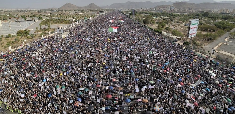 Una marcha millonaria en la Plaza Sabin de Saná en solidaridad con Gaza, bajo el lema 