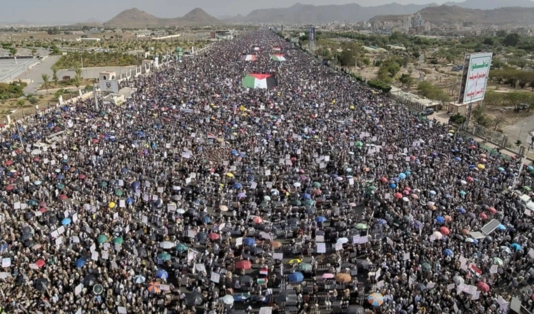 Una marcha millonaria en la Plaza Sabin de Saná en solidaridad con Gaza, bajo el lema "Firmes con Gaza". Yemen, 23 de mayo de 2025. (Al Masirah TV) Una marcha millonaria en la Plaza Sabin de Saná en solidaridad con Gaza, bajo el lema "Firmes con Gaza". Yemen, 23 de mayo de 2025. (Al Masirah TV)