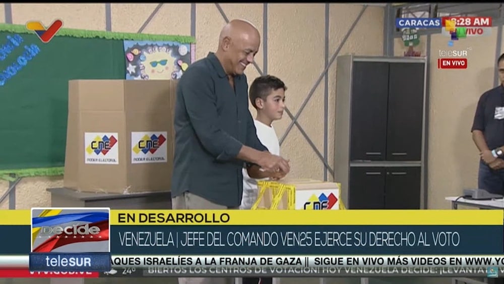 El jefe del Comando de Campaña Ven25+, Jorge Rodríguez, ejerce derecho al voto.