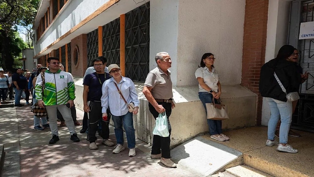 Los ciudadanos venezolanos en las afueras de los centros electorales para ejercer su derecho al sufragio. Foto: EFE