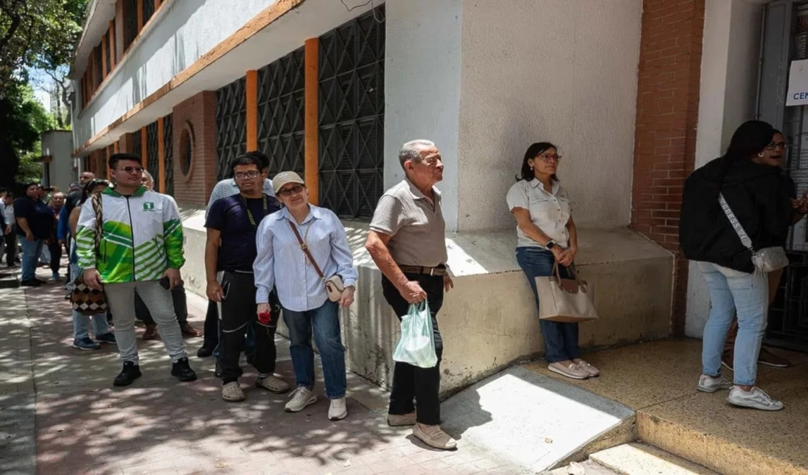 Los ciudadanos venezolanos en las afueras de los centros electorales para ejercer su derecho al sufragio. Foto: EFE Los ciudadanos venezolanos en las afueras de los centros electorales para ejercer su derecho al sufragio. Foto: EFE