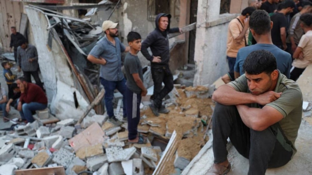 Palestinos reunidos en el lugar de un ataque israelí contra una casa en Jabalia. Foto: Reuters