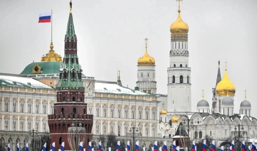 Levantar las restricciones al suministro de armas de largo alcance a Kiev contradice las aspiraciones de Rusia a un acuerdo. Foto: AFP