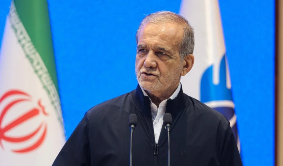 El presidente de Irán, Masoud Pezeshkian, se dirige al público en el aniversario de la fundación de la Universidad Islámica Azad, en Teherán, el 26 de mayo de 2025. Foto: IRNA