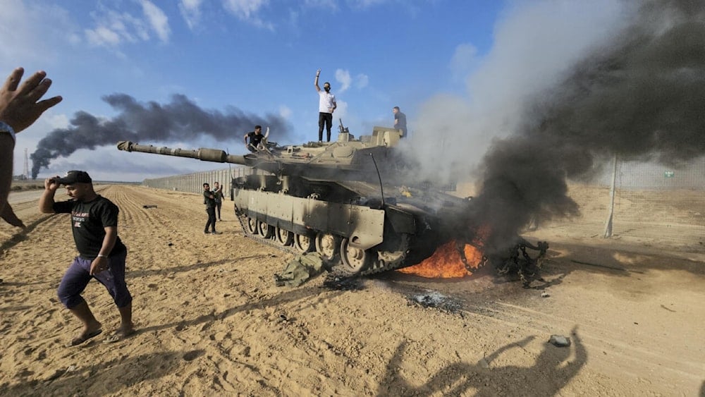 Tanque israelí arde cerca de la valla de la Franja de Gaza. 7 de octubre de 2023