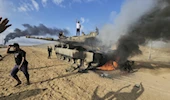 Tanque israelí arde cerca de la valla de la Franja de Gaza. 7 de octubre de 2023