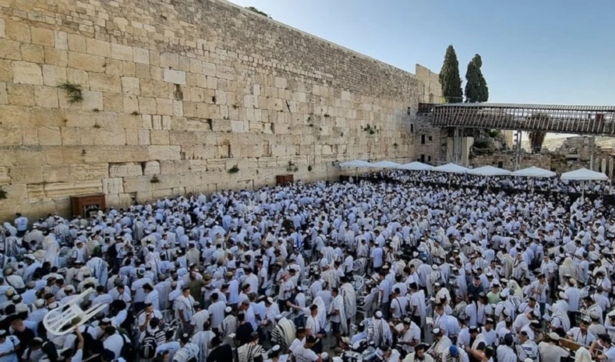 Miles de colonos irrumpieron en Al-Aqsa para realizar rituales talmúdicos provocativos y desplegaron banderas en sus patios.
