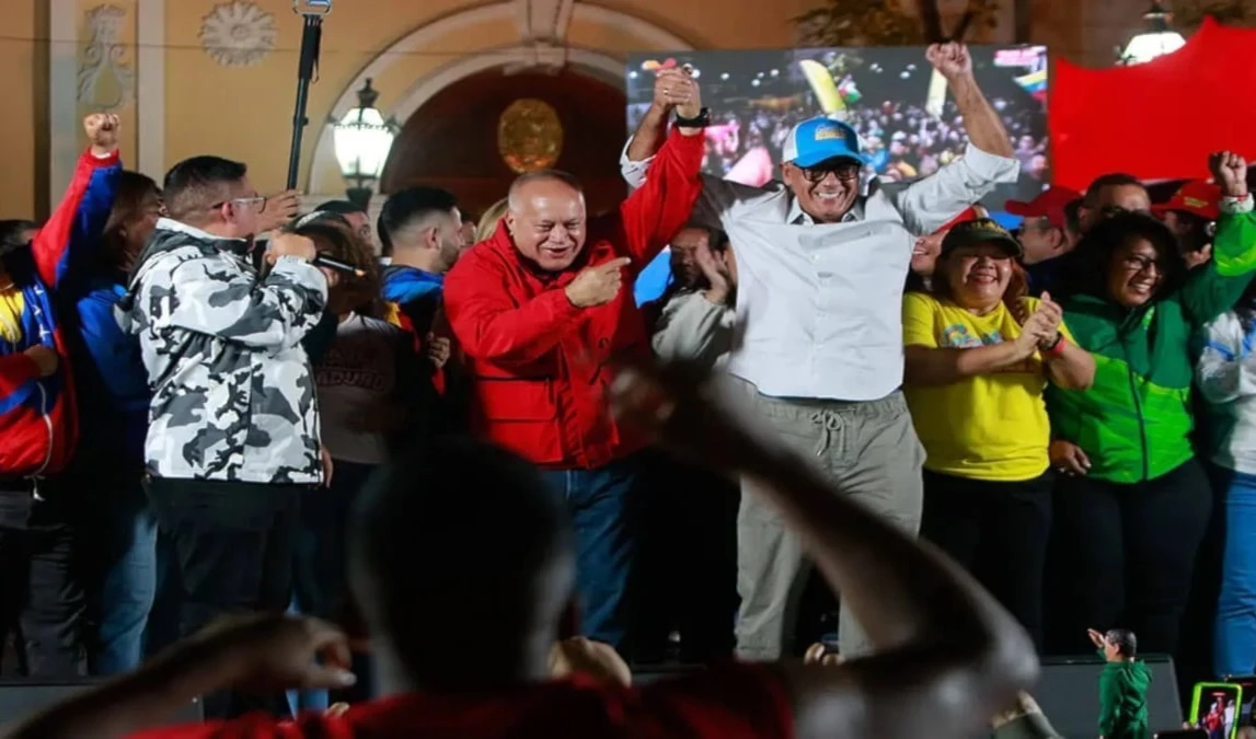 Representantes del Gran Polo Patriótico Simón Bolívar celebran la victoria en las elecciones del 25M. Foto: EFE