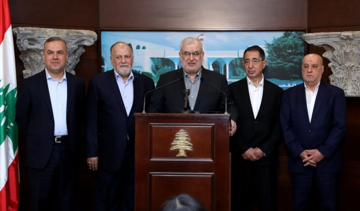 Miembros del bloque parlamentario Lealtad a la Resistencia comparecen en conferencia de prensa tras una reunión con el presidente de Líbano, Joseph Aoun.