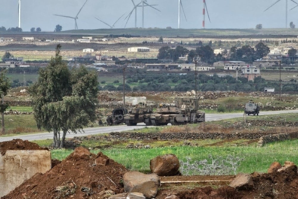 Tanques y excavadoras israelíes avanzan hacia el sitio militar de Abu Diab, en las afueras del sur de Quneitra. (Foto: AFP)